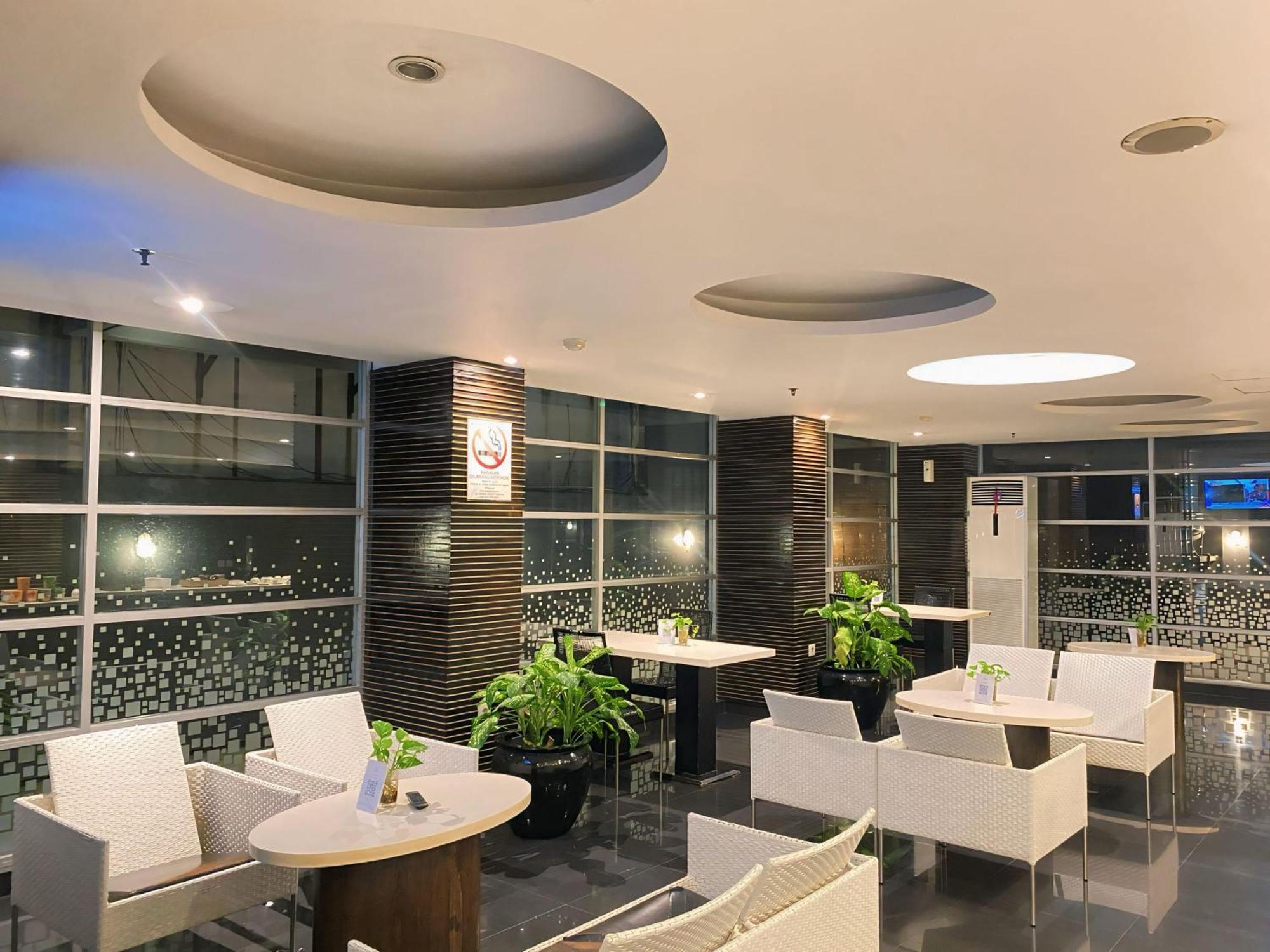 Studio One Thamrin Hotel Джакарта Экстерьер фото