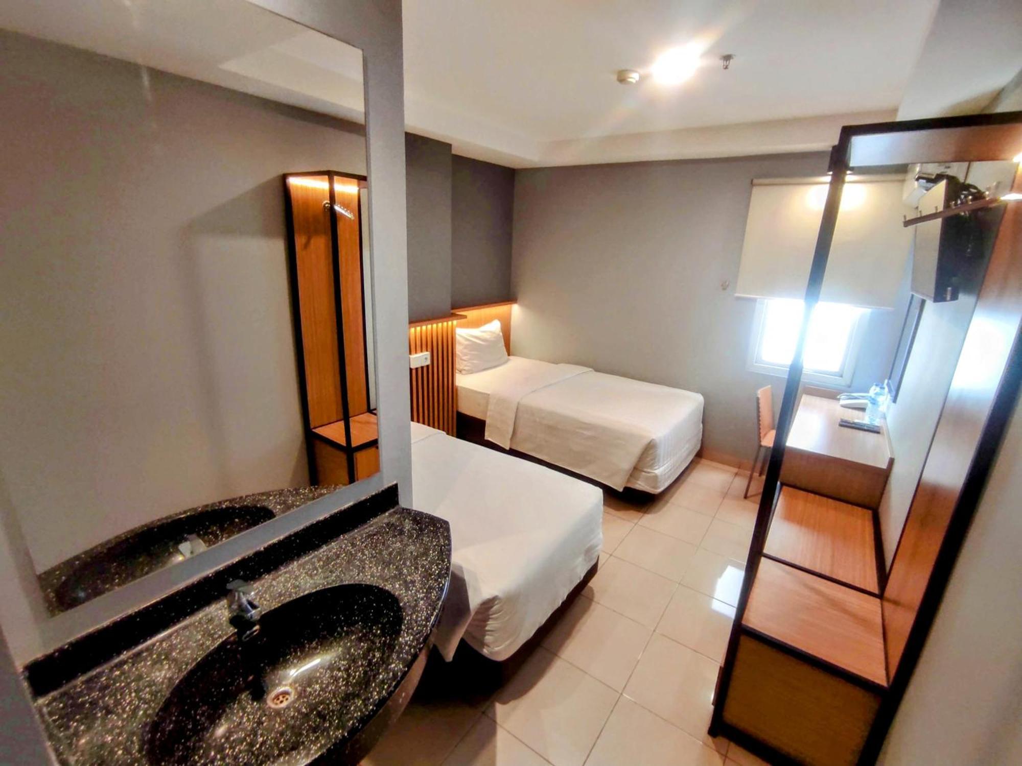 Studio One Thamrin Hotel Джакарта Экстерьер фото